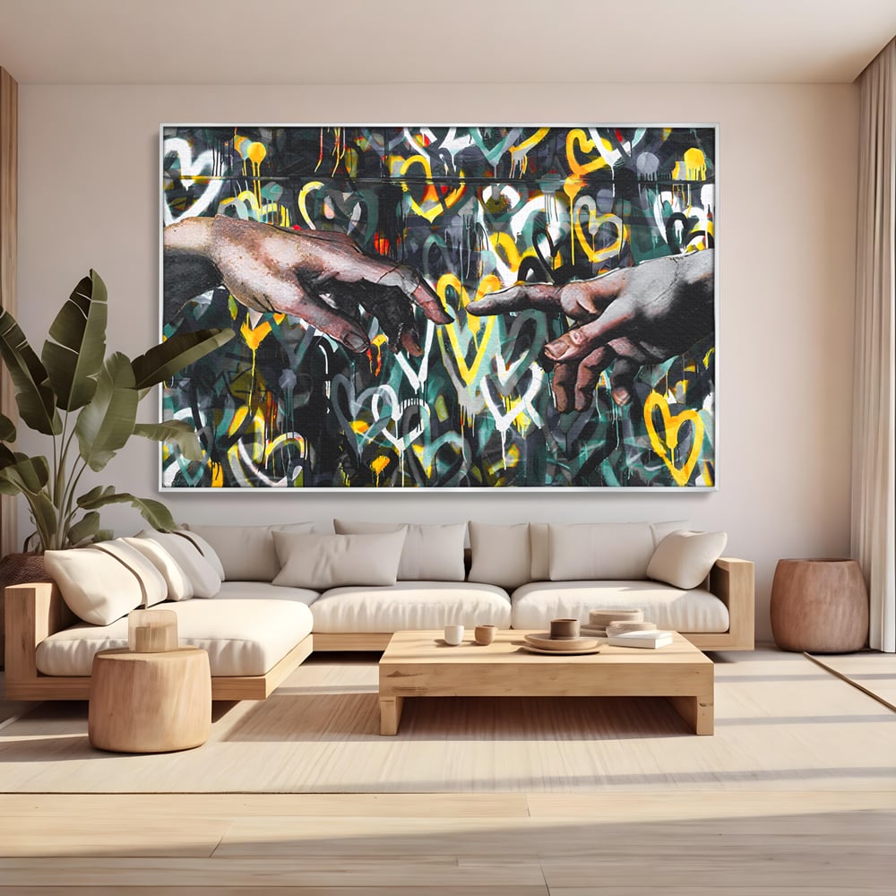 Tablou canvas cu tablou canvas cu mainile care se ating si fundal cu inimi, in rama de aluminiu argintiu, pe perete intr-un living